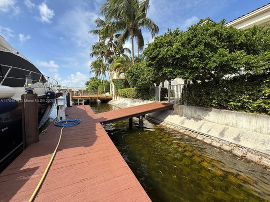 Exterior, Lake