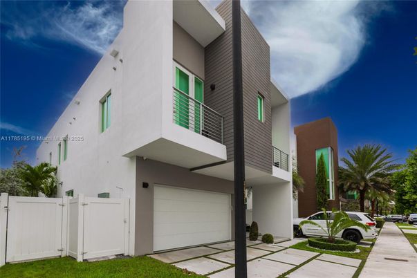 Attached, Exterior, Facade, Modern