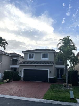 Attached, Exterior, Facade, Mediterranean