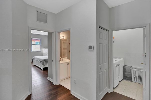 Bedroom, Interior, Washer, Wood Texture Flooring