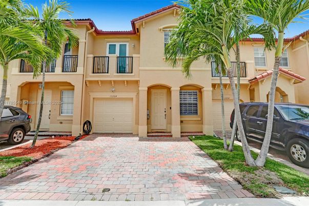 Attached, Exterior, Facade, Mediterranean