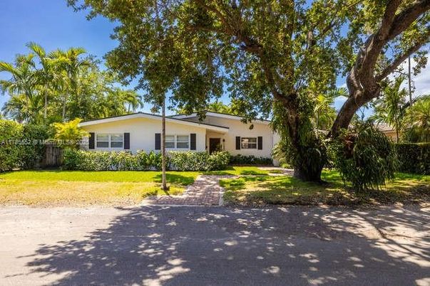 Backyard, Exterior, Facade, Ranch