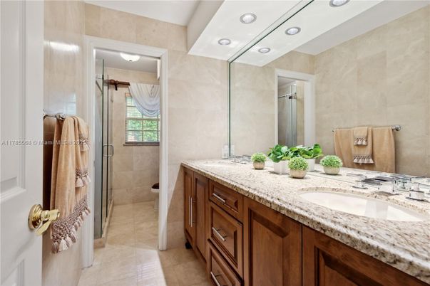 Bathroom, Dual Sink Vanities, Interior, Recessed Lighting