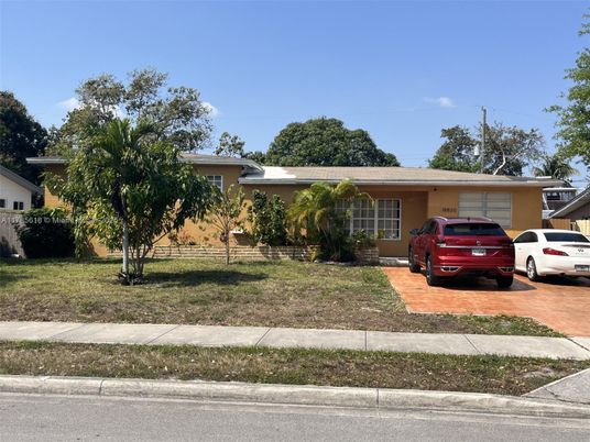 Attached, Exterior, Facade, Ranch