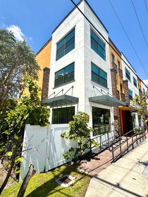 Exterior, Facade, Rowhouse