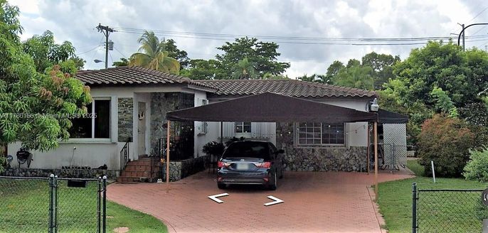Exterior, Facade, Mediterranean