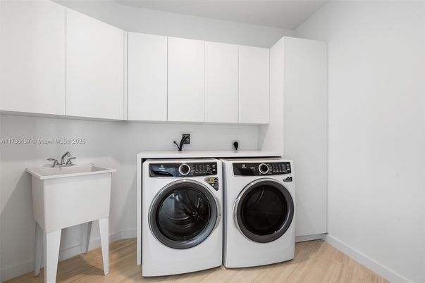 Interior, Washer, Wood Texture Flooring