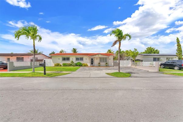 Attached, Exterior, Facade, Ranch