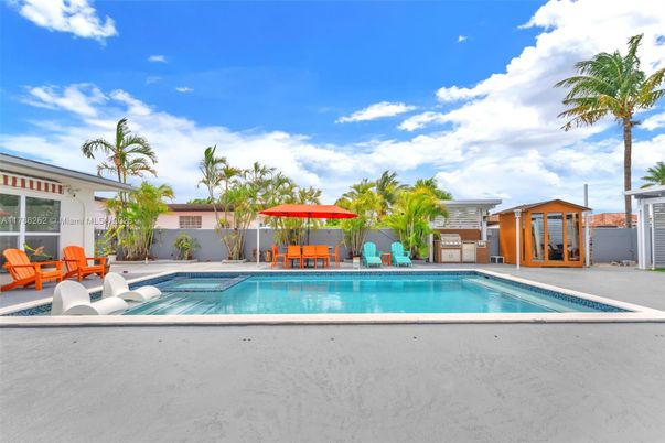 Exterior, Pool