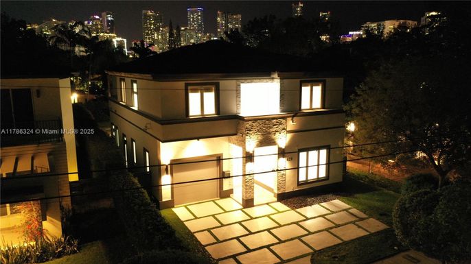 Exterior, Facade, Modern