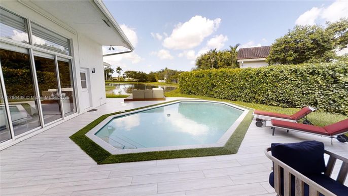 Exterior, Pool