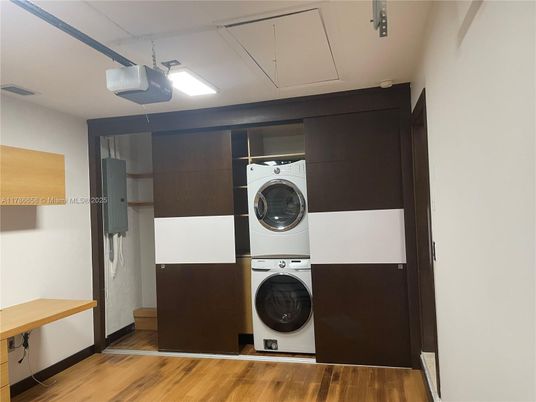 Interior, Utility Closets, Washer, Wood Texture Flooring