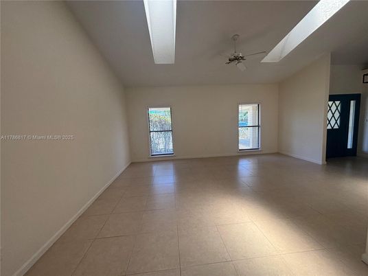 Empty room, Interior