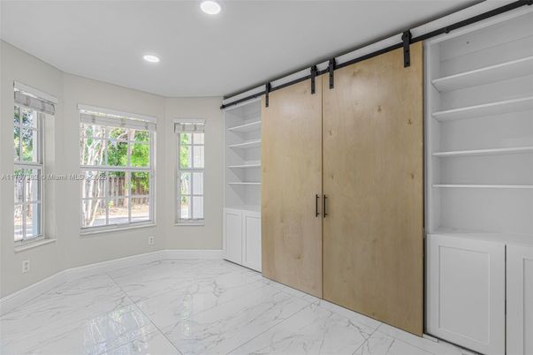 Interior, Marble, Recessed Lighting, Washer