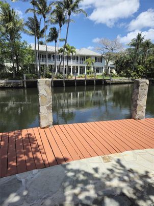 Exterior, Lake