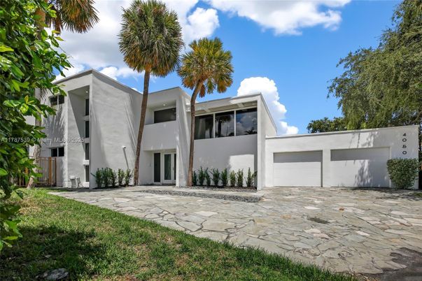 Attached, Exterior, Facade, Modern