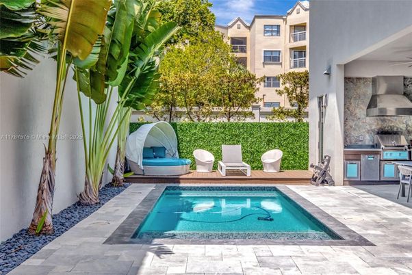 Exterior, Pool