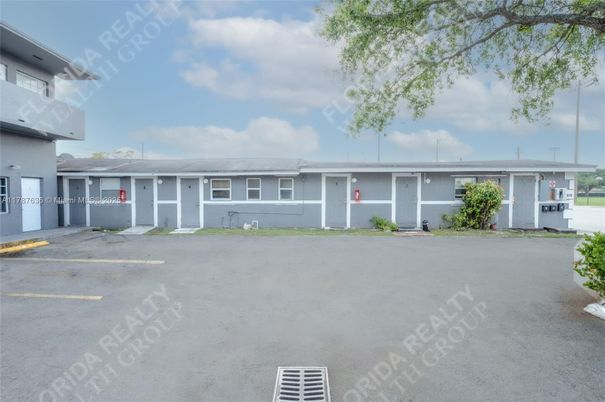 Exterior, Facade, Ranch