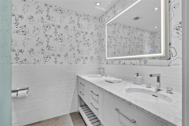 Bathroom, Dual Sink Vanities, Interior, Recessed Lighting
