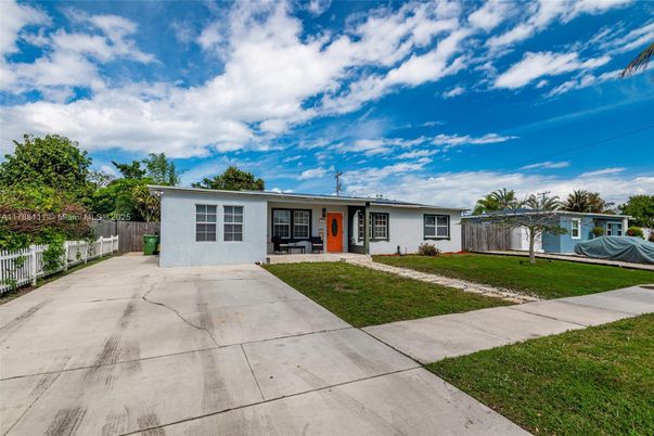 Backyard, Exterior, Facade, Ranch