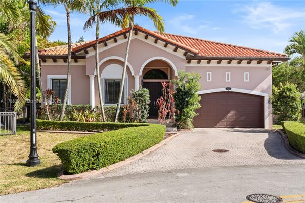 Attached, Exterior, Facade, Spanish Mediterranean