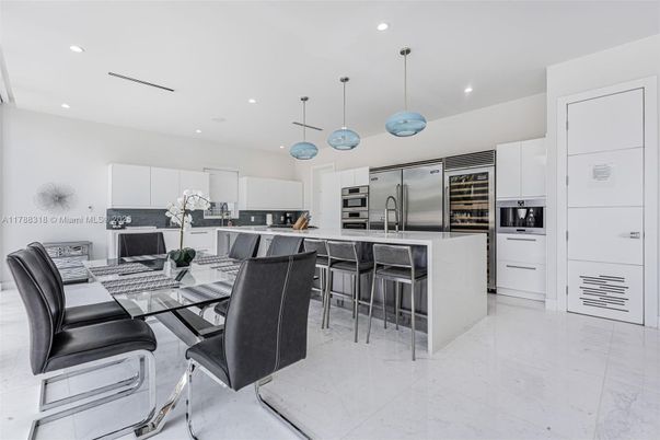 Dining room, Interior, Kitchen, Pendant Lights, Recessed Lighting, Stainless Steel Appliances