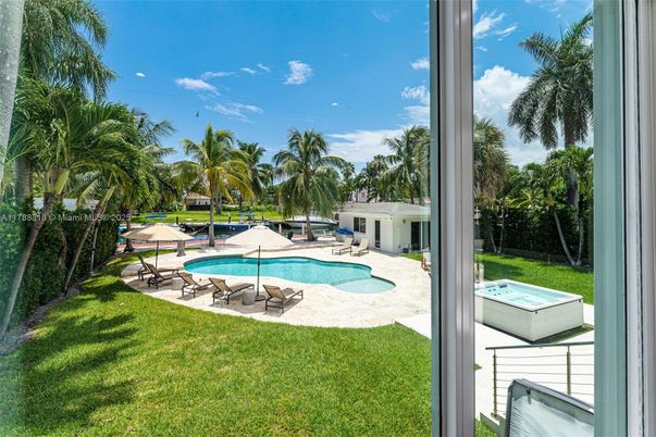 Exterior, Hot Tub, Pool
