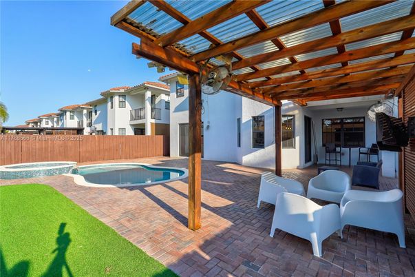 Exterior, Pool