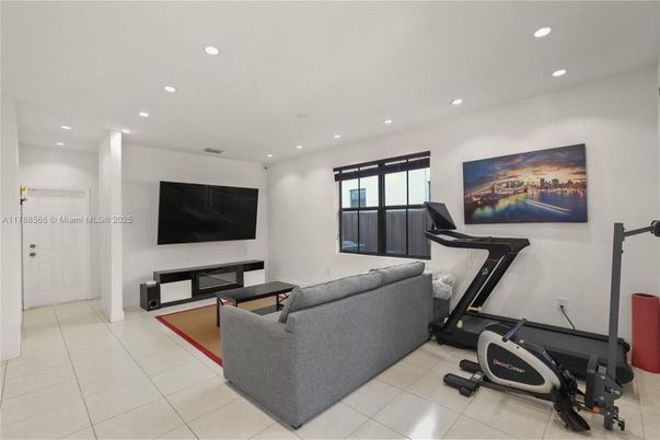 Fitness Equipment, Interior, Living room, Recessed Lighting