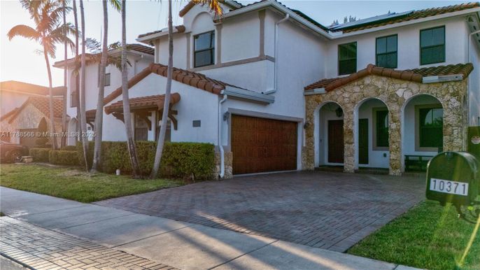 Attached, Exterior, Facade, Mediterranean