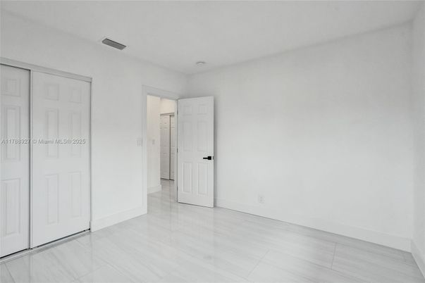 Empty room, Interior