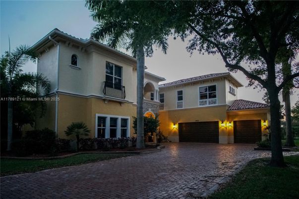 Attached, Exterior, Facade, Mediterranean