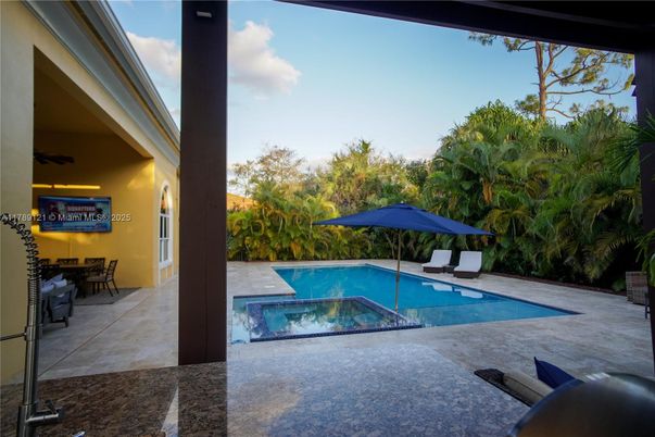 Exterior, Pool