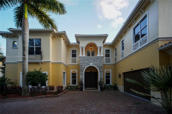 Attached, Exterior, Facade, Mediterranean
