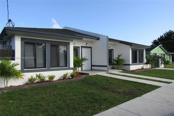 Exterior, Facade, Ranch