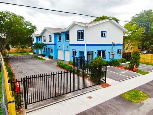 Exterior, Facade, Rowhouse