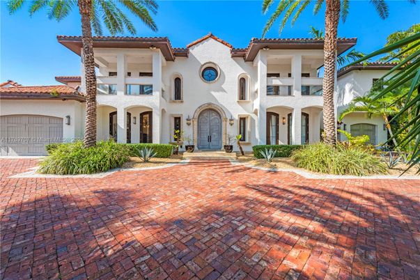 Attached, Exterior, Facade, Mediterranean