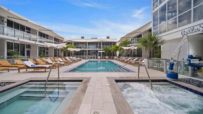 Exterior, Pool