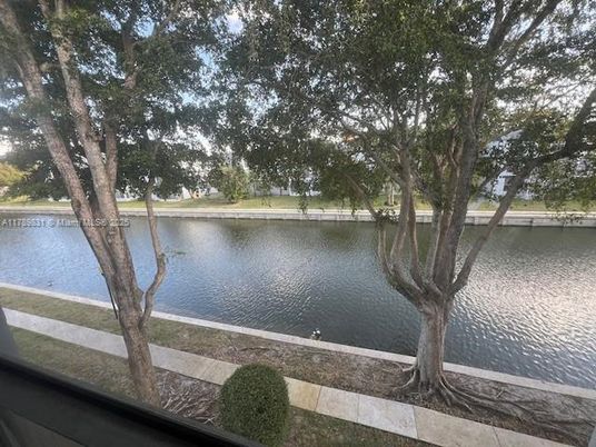 Exterior, Lake