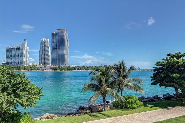 Exterior, Lake