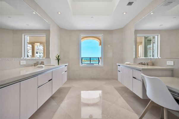 Bathroom, Dual Sink Vanities, Interior, Recessed Lighting