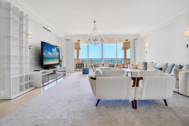 Chandelier, Dining room, Interior, Living room