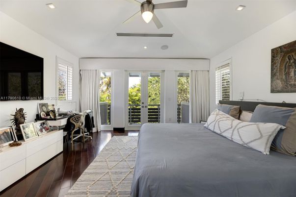 Bedroom, Dining room, Interior, Recessed Lighting, Wood Texture Flooring
