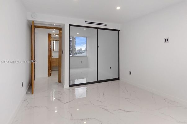 Empty room, Interior, Marble, Recessed Lighting