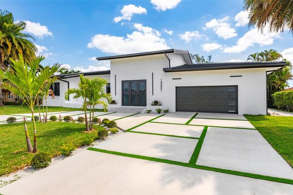 Attached, Exterior, Facade, Modern