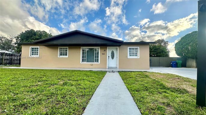 Backyard, Exterior, Facade, Ranch