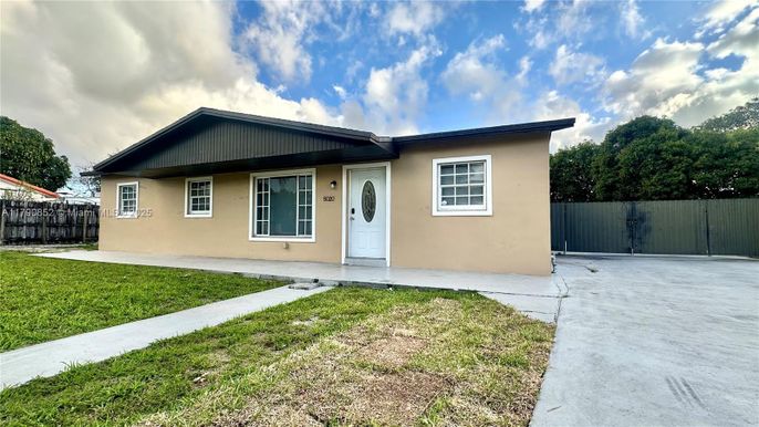 Backyard, Exterior, Facade, Ranch