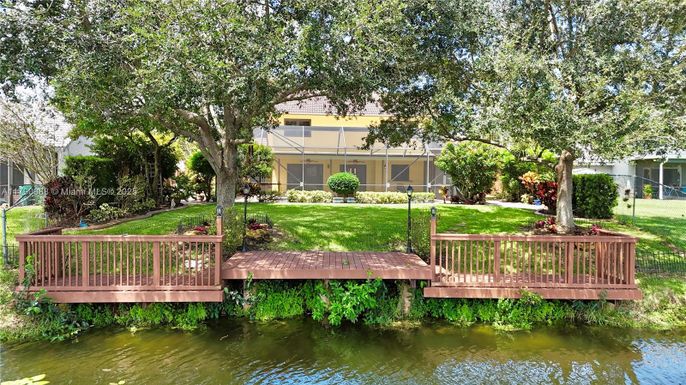 Exterior, Lake