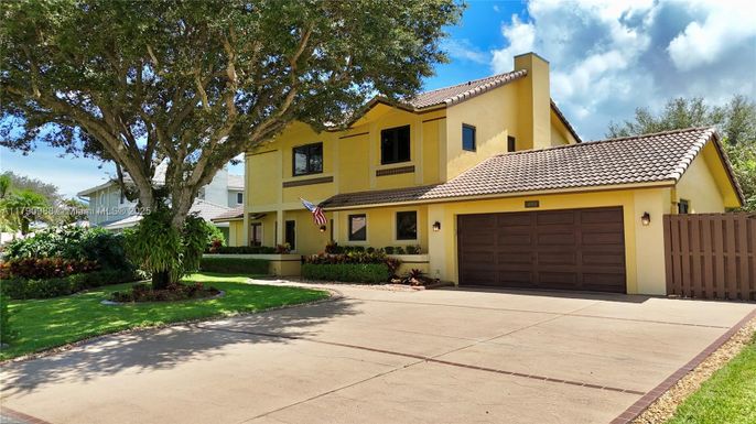 Attached, Exterior, Facade, Mediterranean