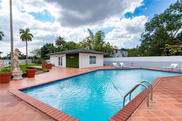 Exterior, Pool